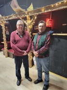 70 vuotta täyttäneitä Harri Näsilää ja Harri Valpiota muistettiin kukkasin.